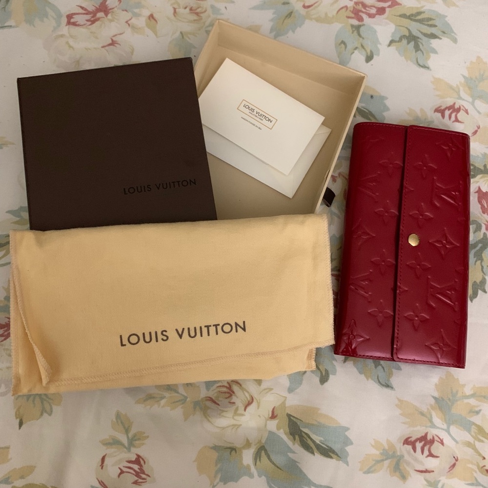 LV vernis wallet